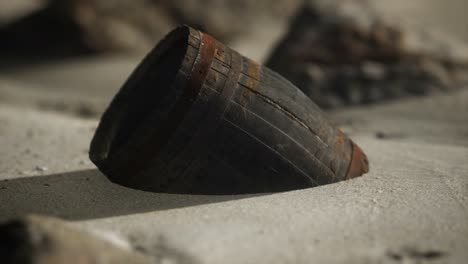 Altes-Holzfass-Am-Strand