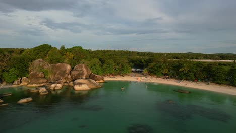 Antena-De-La-Costa-Tropical-De-La-Playa-En-Tanjung-Tinggi