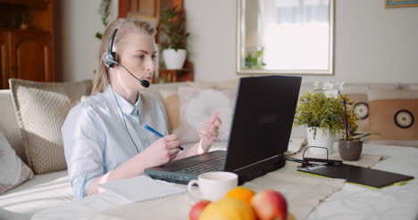 Representante-De-Ventas-En-Auriculares-Hablando-Con-El-Cliente-Y-Haciendo-Una-Videoconferencia-En-La-Computadora-Portátil-11