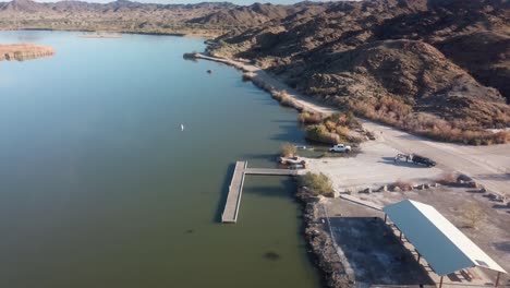 Vista-Aérea-De-Drones-De-La-Rampa-Para-Botes-En-El-Lago-Mittry-En-El-Río-Colorado---Arizona