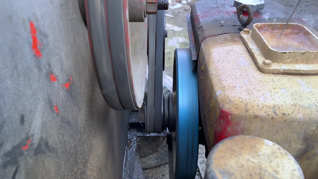 물 냉각과 함께 더러운 엔진의 벨트 드라이브 메커니즘