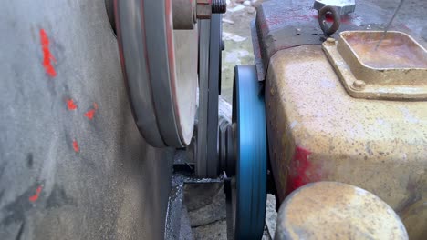 mecanismo de accionamiento por correa de trabajo del motor sucio con refrigeración por agua