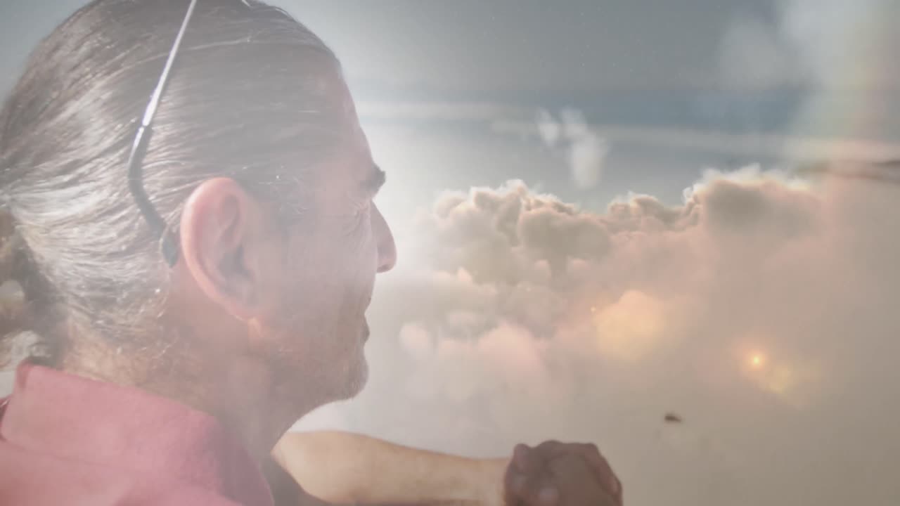 노인과 구름의 배경 위에 반 ⁇ 이는 불빛의 애니메이션