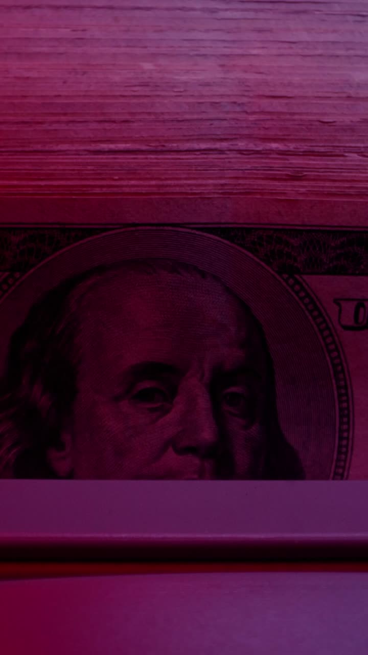 Banconota di dollaro USA dietro luce viola