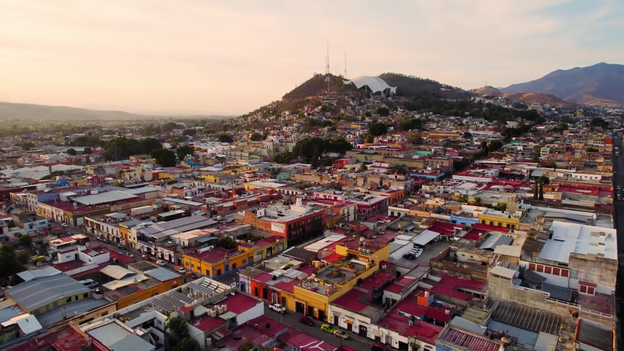 Un mozzafiato panorama aereo cinematografico ripreso con drone, che cattura il centro storico e la vivace griglia stradale coloniale della Città di Oaxaca.