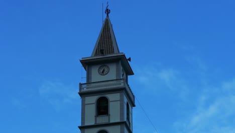 imágenes de primer plano de la parte superior de la torre del reloj con cielo despejado a la luz del día