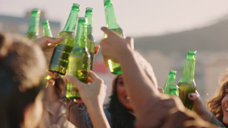 un grupo feliz de amigos celebrando en la azotea haciendo brindis bebiendo alcohol divirtiéndose juntos disfrutando celebrando las vacaciones de verano al atardecer