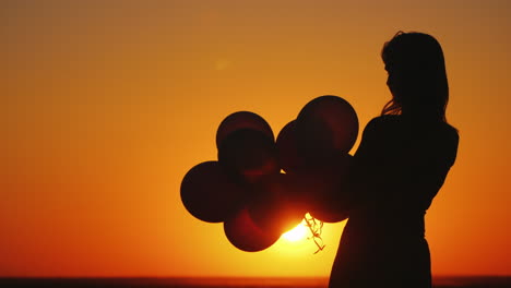 Silhouette-Einer-Frau-Mit-Luftballons-Bei-Sonnenuntergang-Nostalgie-Konzept