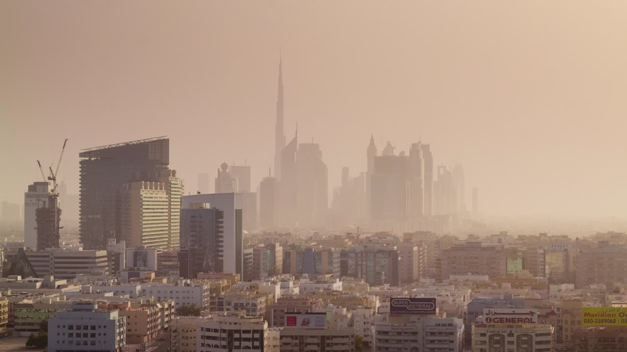 el atardecer, el humo, el centro de la ciudad de dubái, el panorama 4k, el lapso de tiempo de los emiratos árabes unidos.