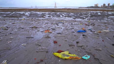 Mahim-Dirty-Beach-Mit-Weitem-Blick-In-Mumbai