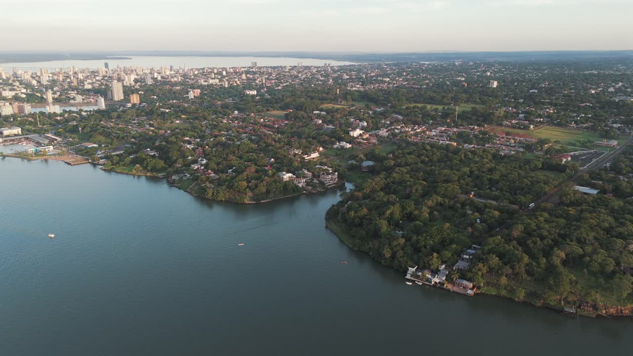 Incredibile ripresa aerea del fiume Paraná a Posadas, Misiones, nel cuore dell'area della triplice frontiera con Brasile e Paraguay