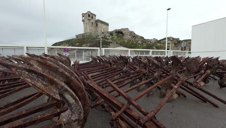 fuera del museo en tarifa españa, viejo pico herramientas de metal desnudo mineral oxidado