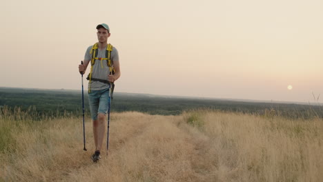 Un-Joven-Adulto-Se-Dedica-A-Caminar-Escandinavo-Con-Una-Mochila-Por-El-Campo-1