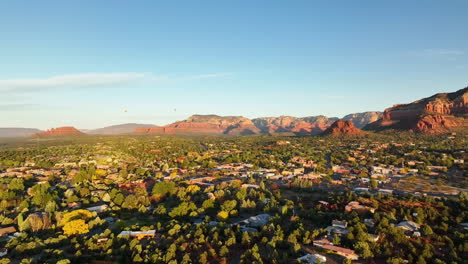 amplia toma cinematográfica de drones de montañas y casas en sedona, arizona