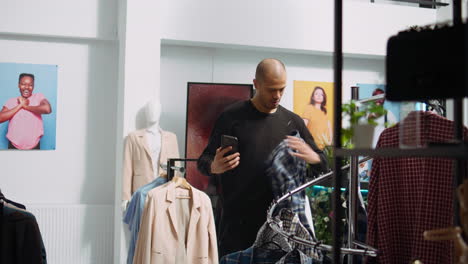 hombre comprando en una tienda de ropa