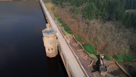 Scenic-View-Of-Tourists-Crossing-Scar-House-Reservoir-Dam-Passage-On-Sunny-Day-In-Yorkshire,-England