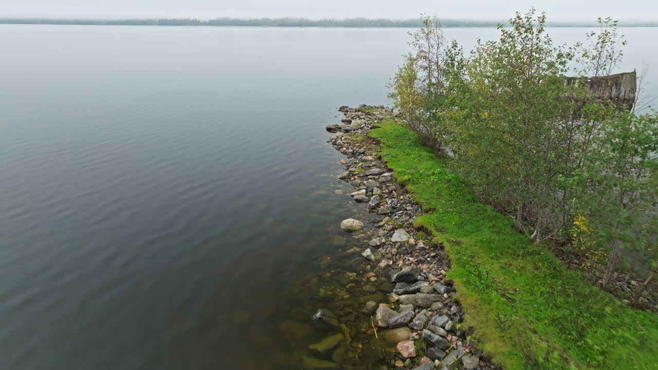 Meerwal aan het kalme meer op een bewolkte dag in Zweden
