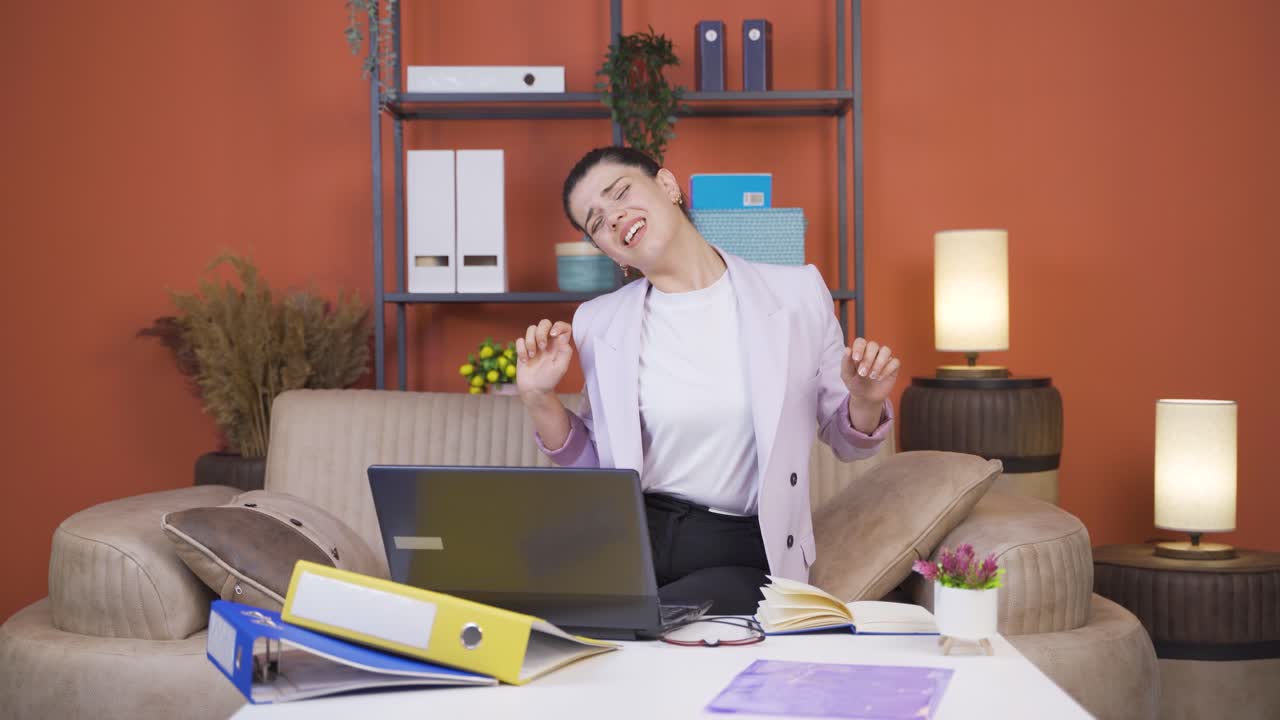 홈 오피스 근로자 젊은 여성은 피로가 있습니다.