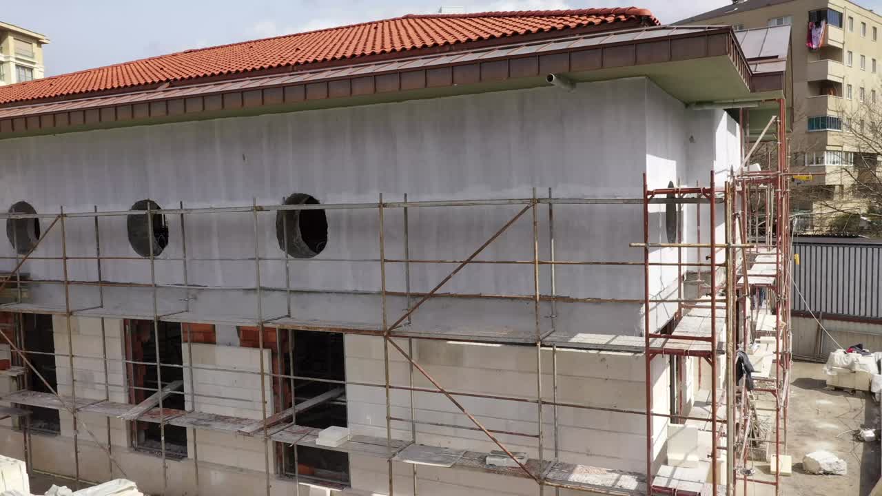 vuelta alrededor de la construcción - video de stock