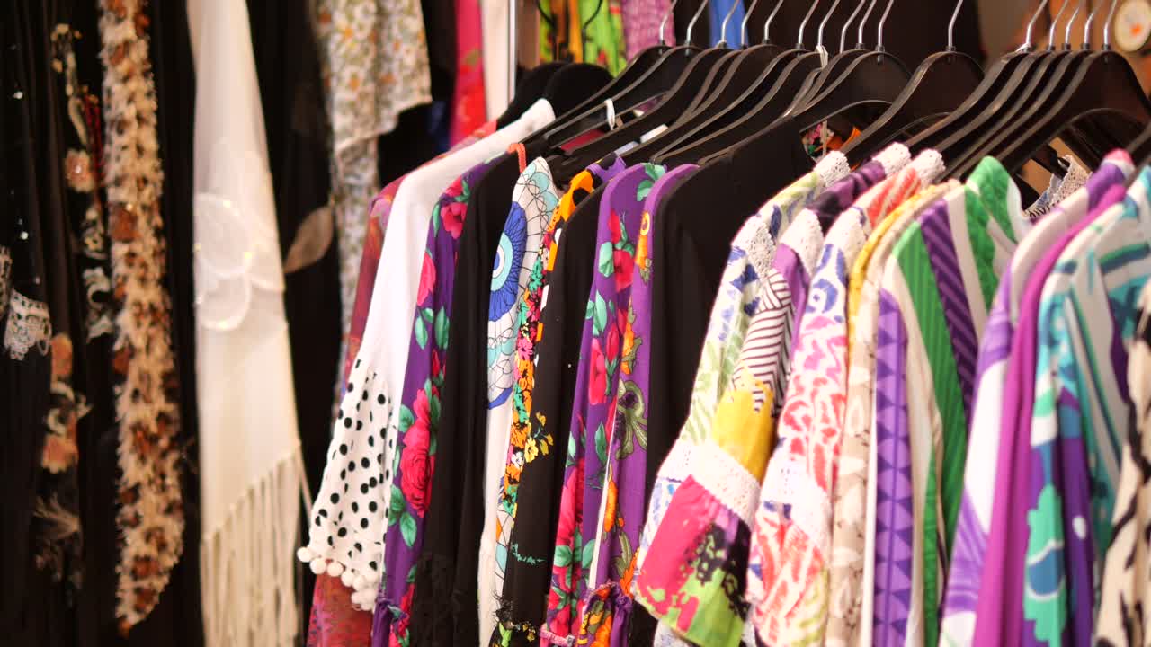 다채로운 빈티지 옷 전시