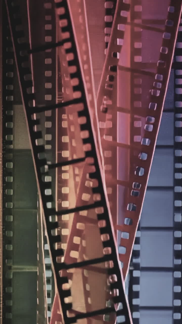 Strisce di pellicola vintage colorate che ondeggiano verticalmente