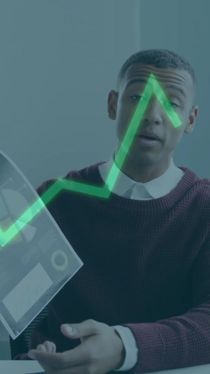 Forretningsmann analyserer dokumenter med animert finansgrafikk overlagt på kontoret