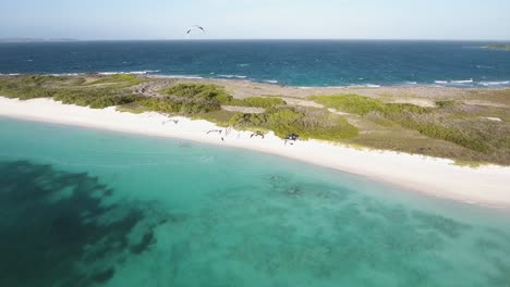 hombre salto kitesurf frente lancha y playa tropical, los roques venezuela