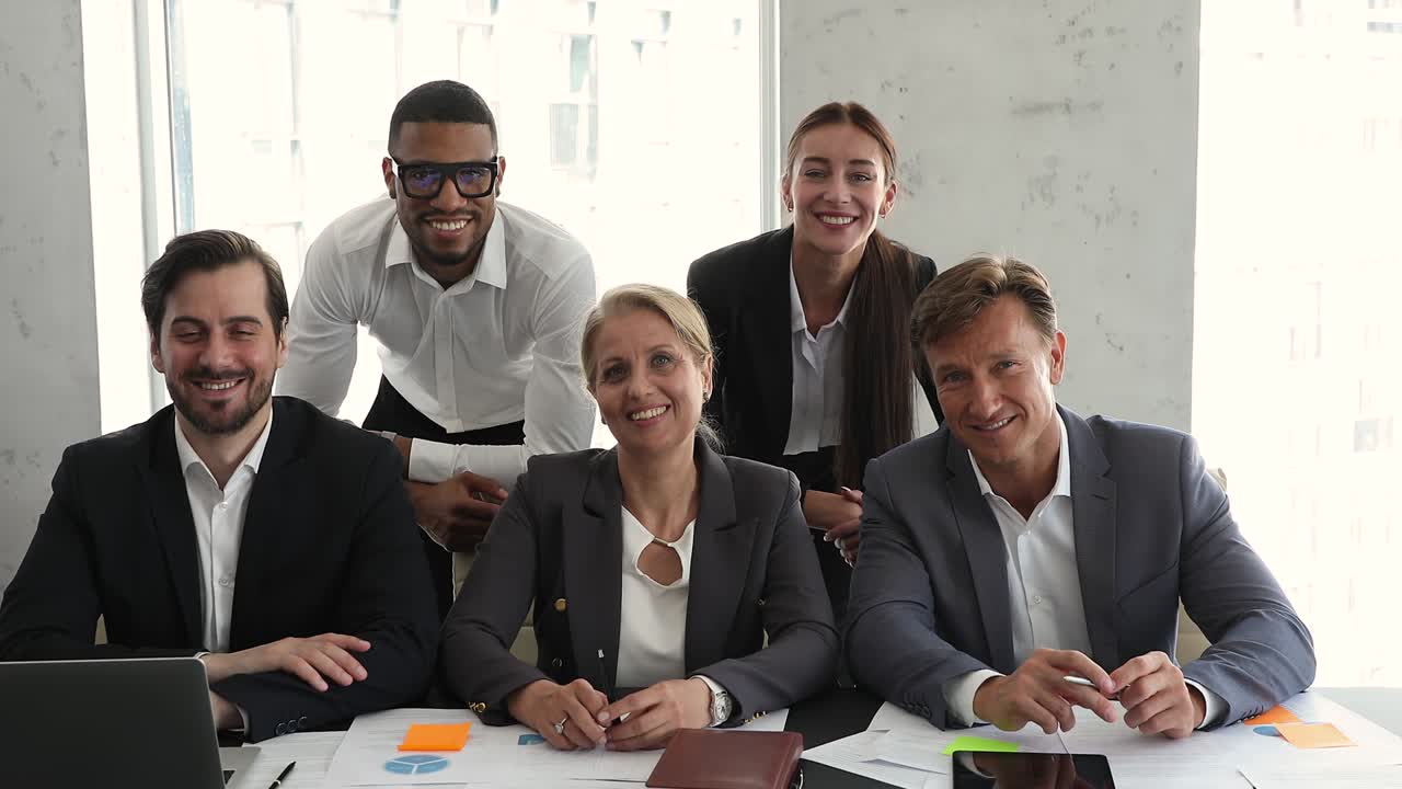 el personal cualificado multiétnico de la empresa mira a la cámara listo para la teleconferencia