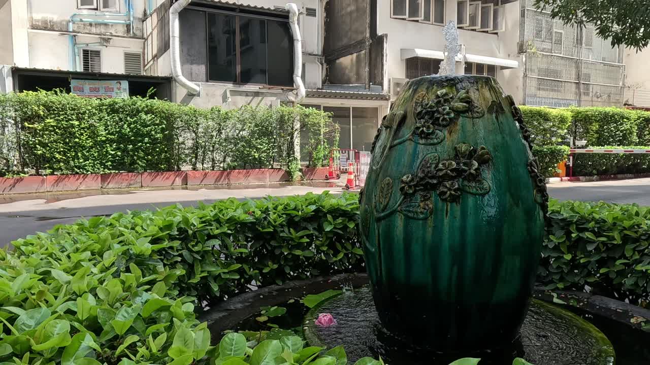 장식적인 도시 분수에서 흐르는 물.