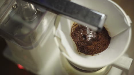 preparación de café en cafetera
