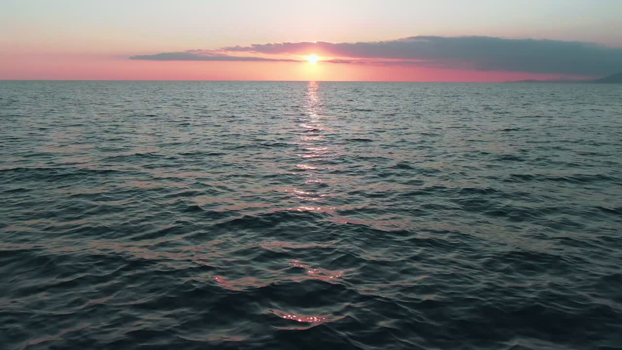 바다 위에 해가 지는 것