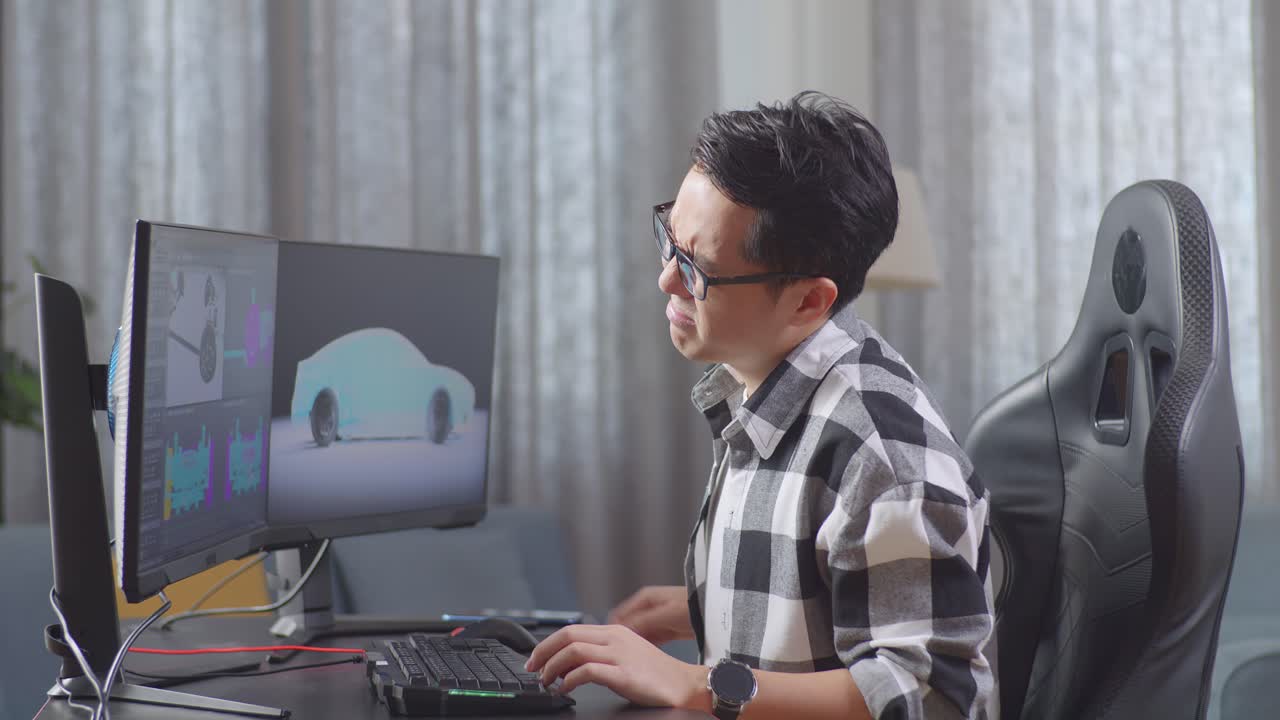 hombre que experimenta dolor de espalda mientras trabaja en la computadora