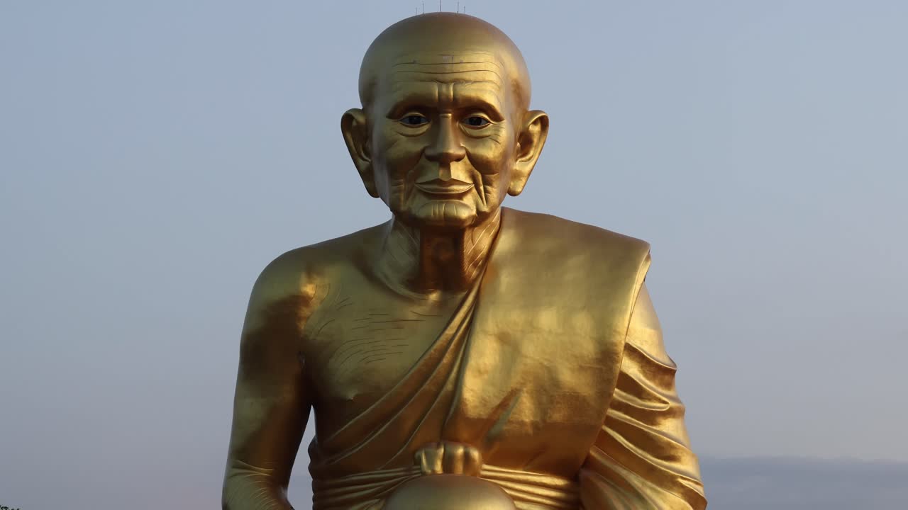 transición del día a la noche de una estatua de monje