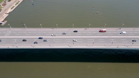 Colonia,-Alemania:-Vuelo-Fotográfico-Aéreo-Con-Drones-Sobre-El-Puente-Del-Zoológico-En-El-Norte-De-Colonia,-Que-Serpentea-Sobre-El-Rin-Y-Conecta-Colonia-Müllheim-Con-Colonia-Nippes-En-La-Orilla-Izquierda-Del-Rin---Toma-Superior