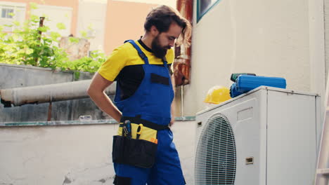 técnico llegando al lugar