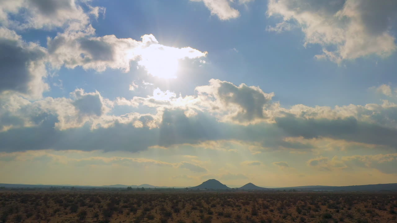 필요한 비가 오기를 바라며 건조한 모하비 사막 분지 위에 폭풍우 구름이 형성됩니다.