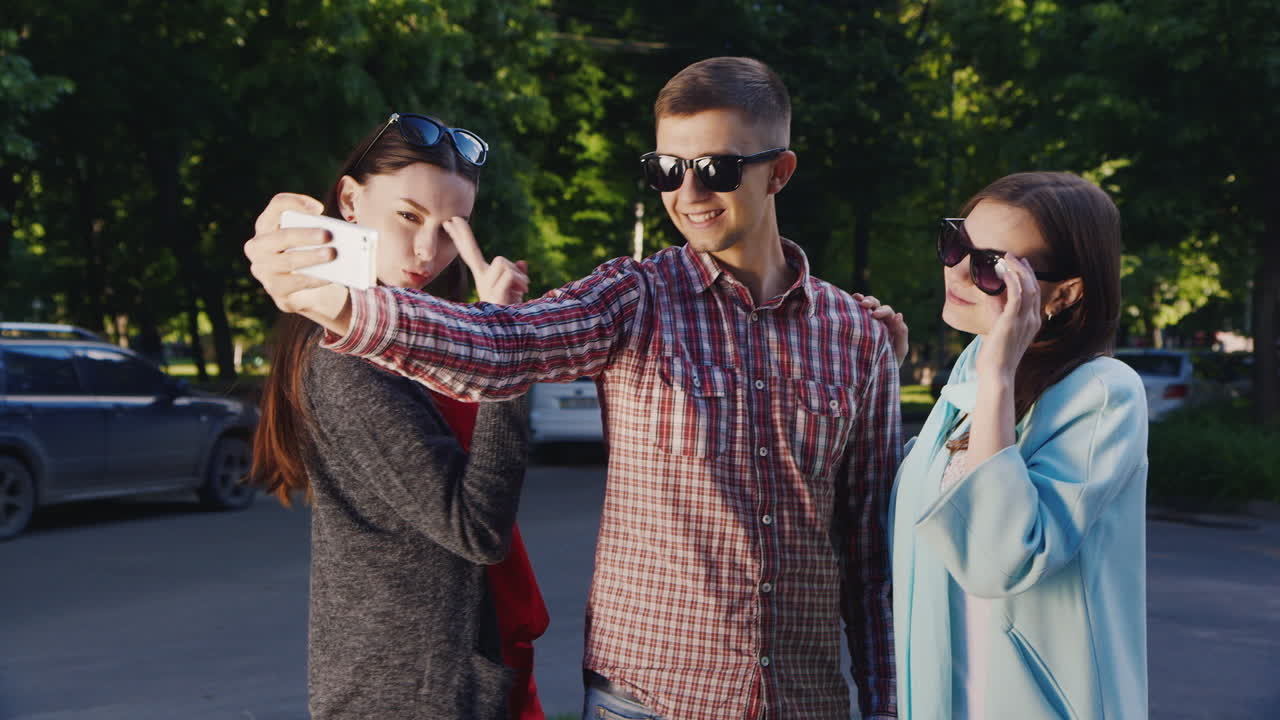 친구 선글라스는 셀카를 한 남자와 두 여자 hd 비디오로 만듭니다.