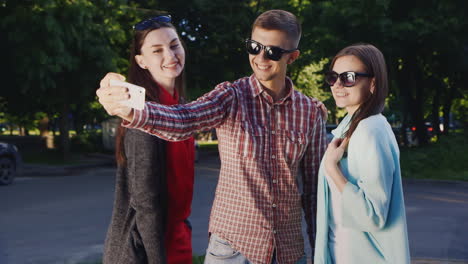 Amigos-Gafas-De-Sol-Hacen-Selfie-Un-Hombre-Y-Dos-Mujeres-Video-Hd