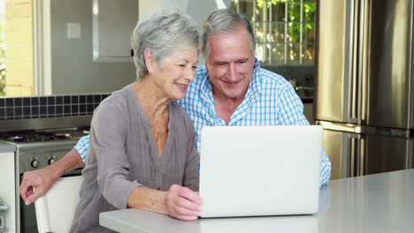 Pareja-Mayor-Haciendo-Video-Chat