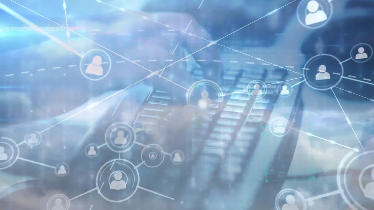 컴퓨터 키보드에 타이핑하는 사람 위의 아이콘과 사람과의 연결 네트워크의 애니메이션