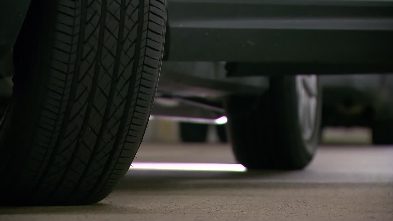 saliendo de un coche