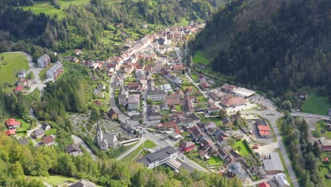 Drohnenaufnahme-Einer-Stadt-Umgeben-Von-Der-üppigen-Grünen-Berglandschaft-Bei-Eisenkappel-vellach,-österreich