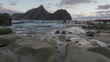 Zeitrafferaufnahme-Aus-Niedrigem-Winkel,-Malerischer-Strand-Bei-Sonnenuntergang,-Felsen-Im-Vordergrund