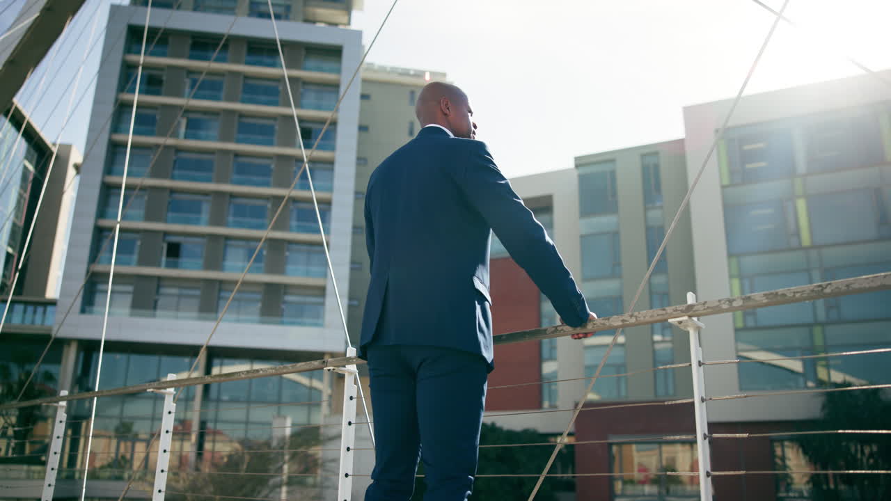 hombre de negocios en un puente de la ciudad