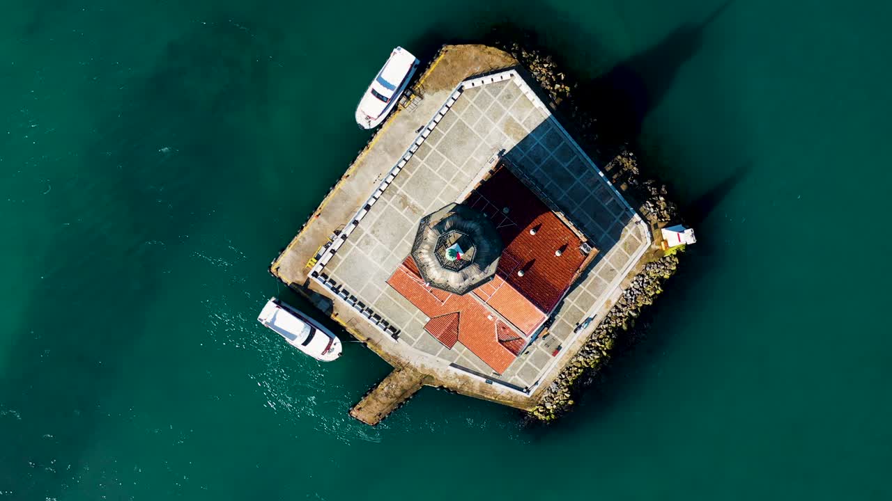 이스탄불에서 레안더스 타워 (leander's tower) 라고도 불리는 메인 타워 (maiden tower) 의 공중 전망.