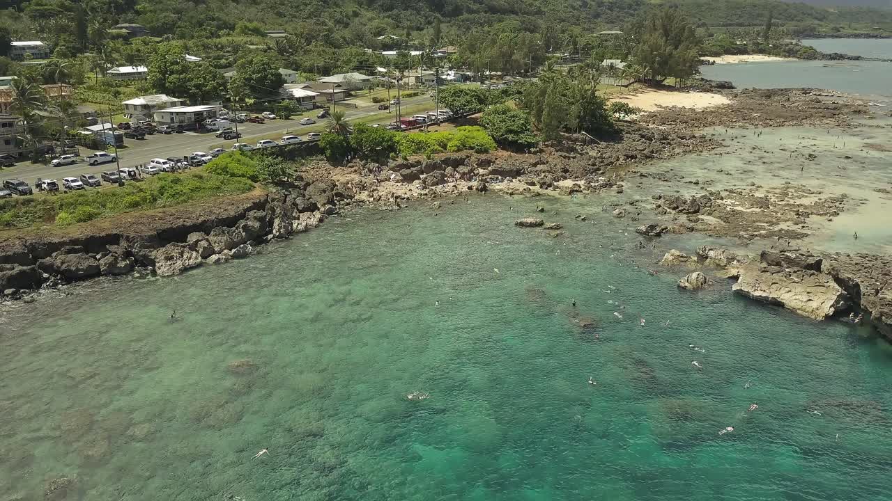 vista aérea de nadadores disfrutando del agua clara en sharks cove 5