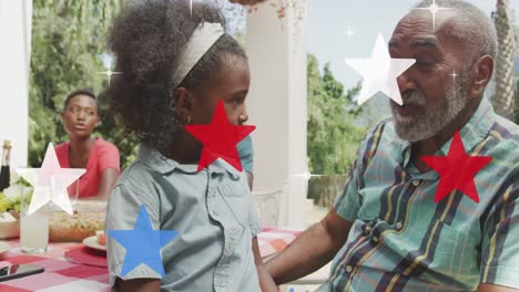 animación de estrellas en los colores de la bandera de los estados unidos sobre un abuelo afroamericano y su nieta