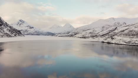 Drohnenaufnahme-Eines-Sonnenuntergangs-Auf-Den-Lofoten-In-Norwegen-Im-Winter