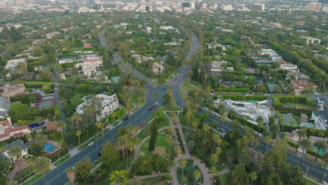 toma aérea del barrio de beverly hills durante el día, dron sobre el barrio exclusivo durante el día