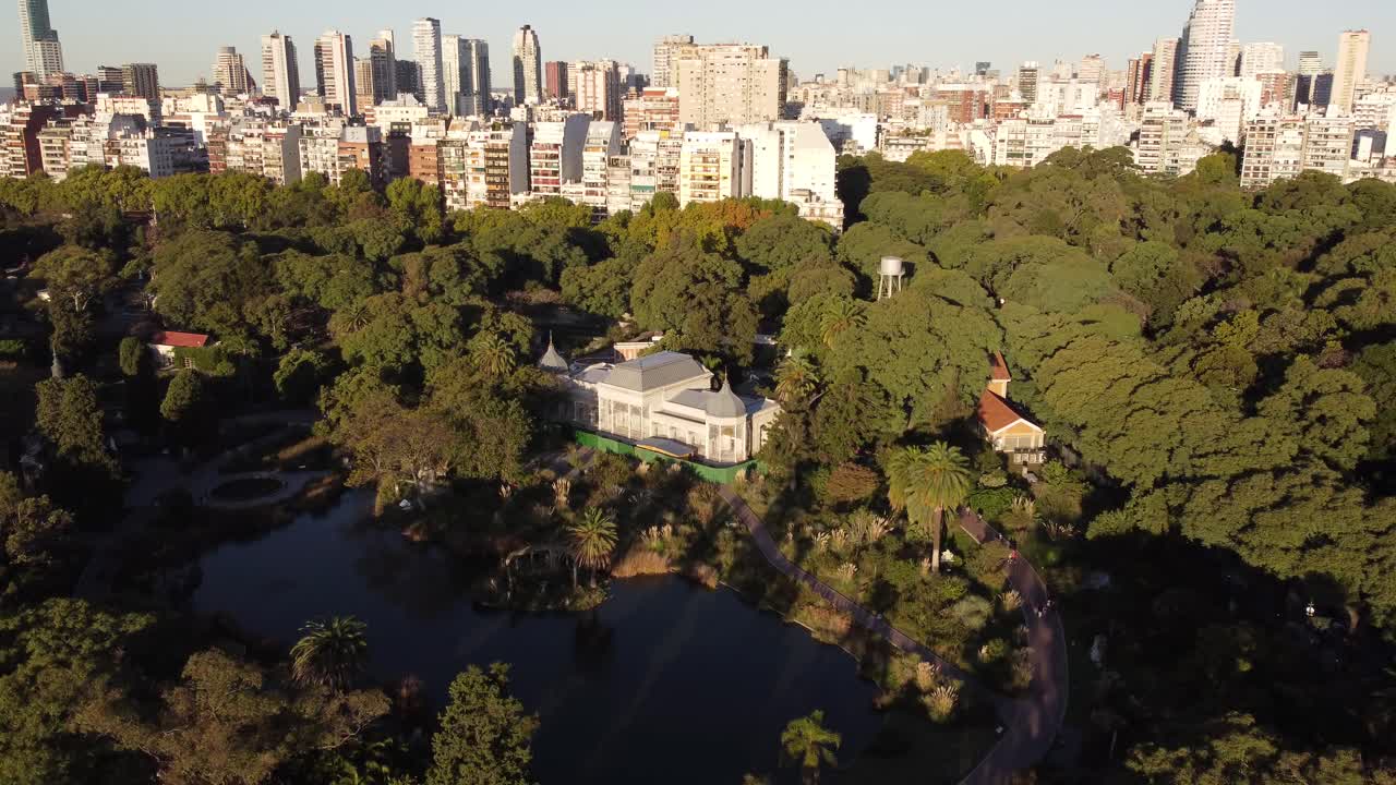 vista aérea del palacio en órbita en el parque de buenos aires